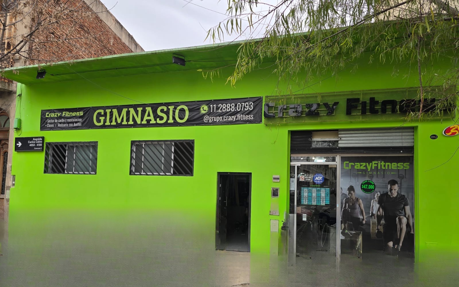 Frente de Crazy Fitness en Carlos Calvo 4062, Boedo: fachada verde manzana con el cartel de Gimnasio